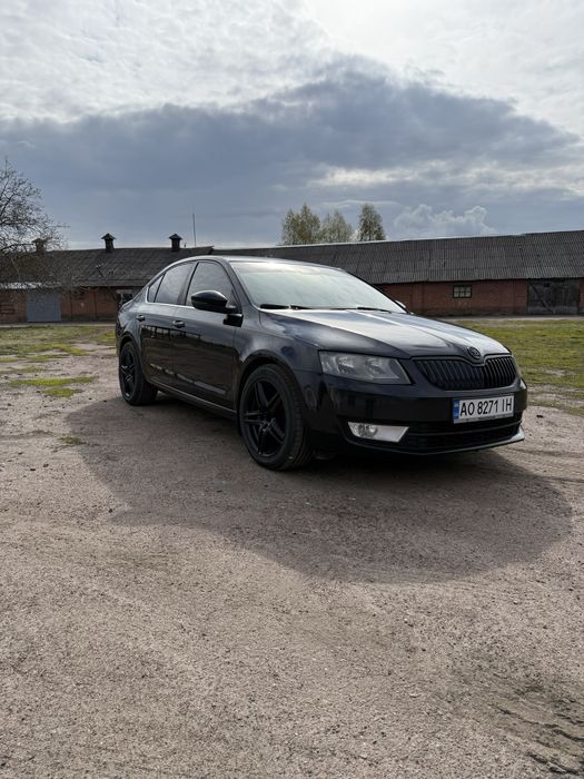 Шкода  октавія A7 2013року,1.6дизель,обслужена,2 ключа,2 комплекти дисків та гуми
