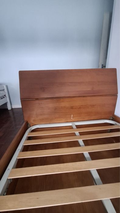 Cama de madeira com espaço de arrumação