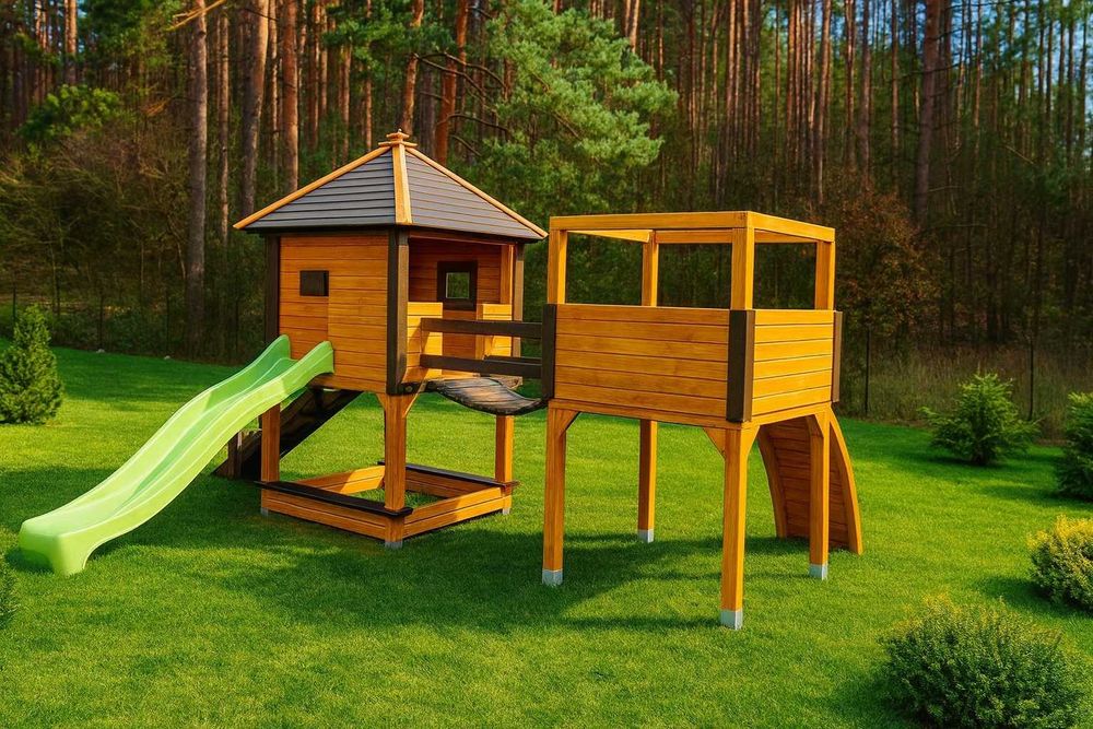 Plac zabaw drewniany domek, mostek, huśtawki, zjeżdżalnia