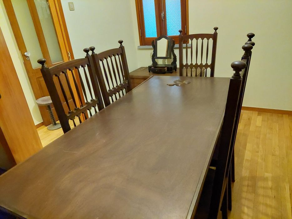 Móvel,mesa e cadeiras de sala de jantar