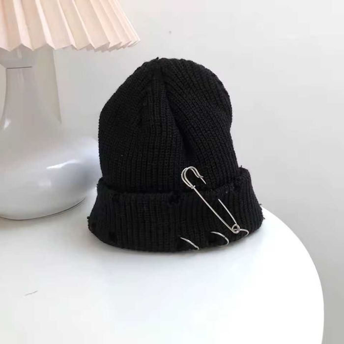 Стильна шапка з кільцями