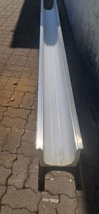 Vendo caixa de estore térmica em EPS (esferovite de alta densidade) com perfis em alumínio.
