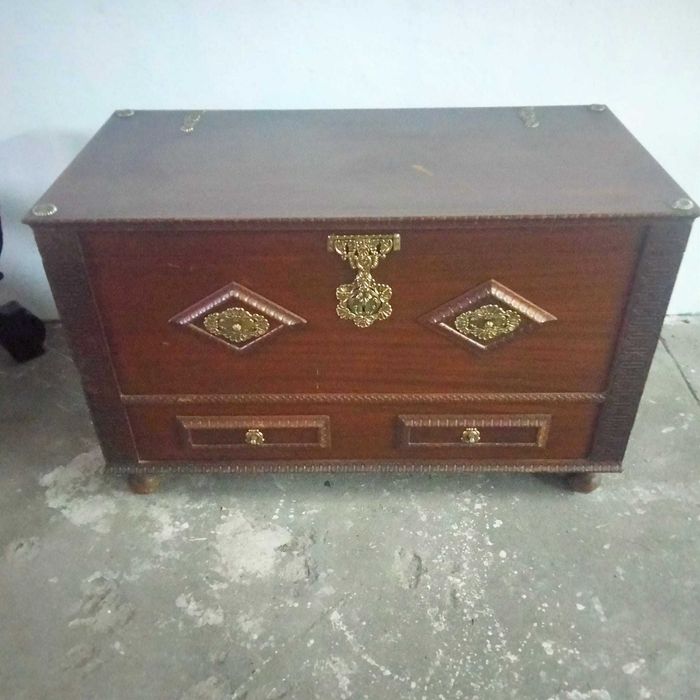 Sofá/cama em couro mais duas arcas (para desocupar)