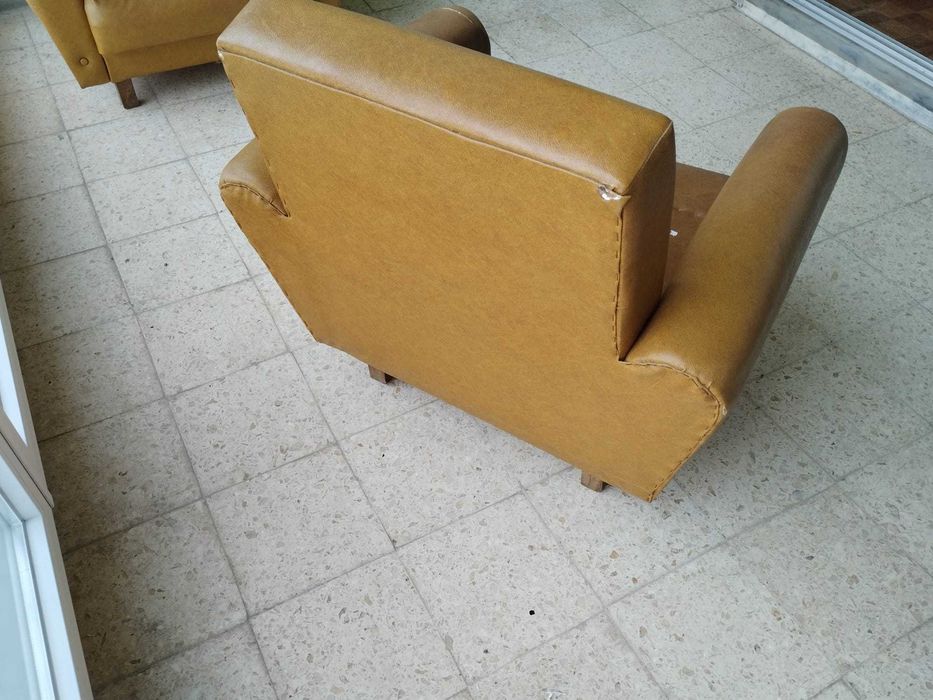 Poltronas individuais estofadas em couro sintético vintage