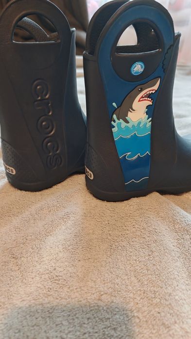 дитячі гумові чоботи Crocs Fun Lab Shark Patch Rain Boot синього кольору із зображенням акули