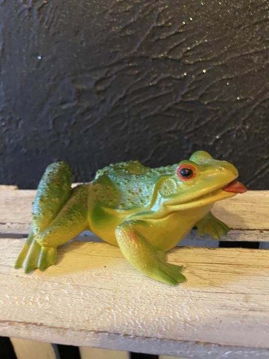 Figurka ceramiczna żaba realistyczny ksztalt figurka