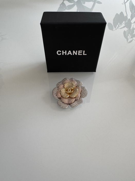 Piekna broszka Chanel
