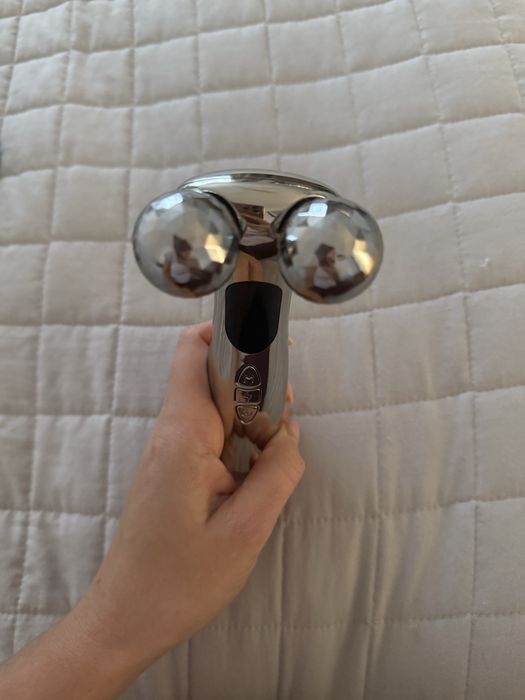 Мікрострумовий масажер для обличчя