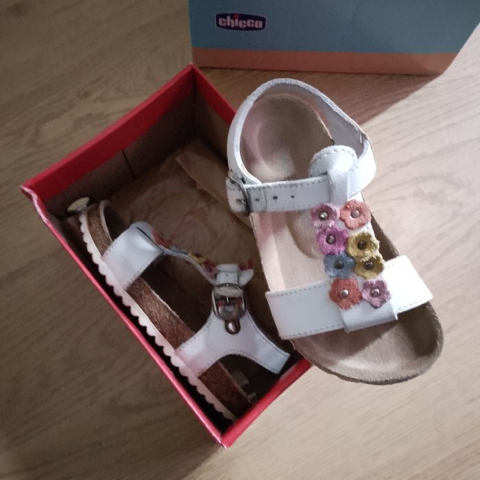 Sapatilhas e sandálias de criança