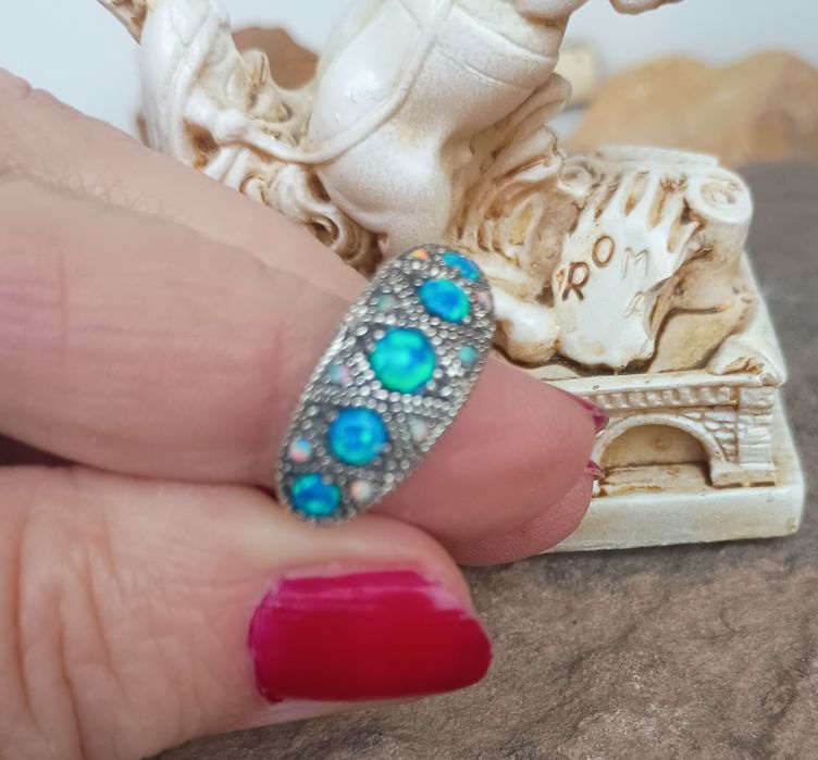 Srebrny pierścionek 925 z opalami.