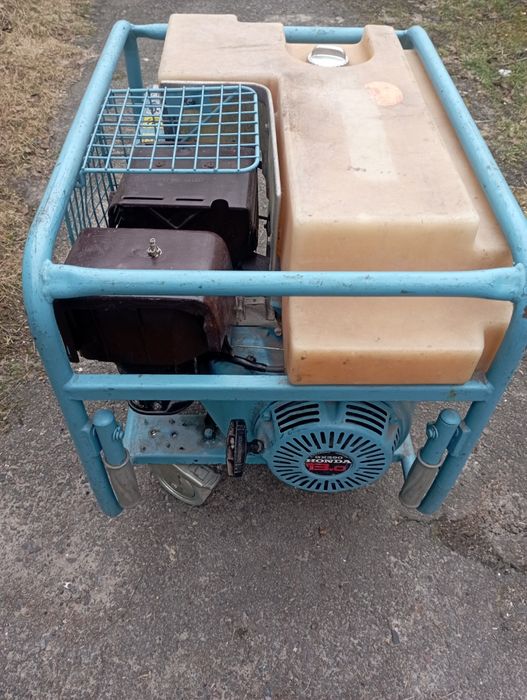 Продам  генератор Honda