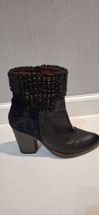 Skórzane botki na obcasie Desigual R 40