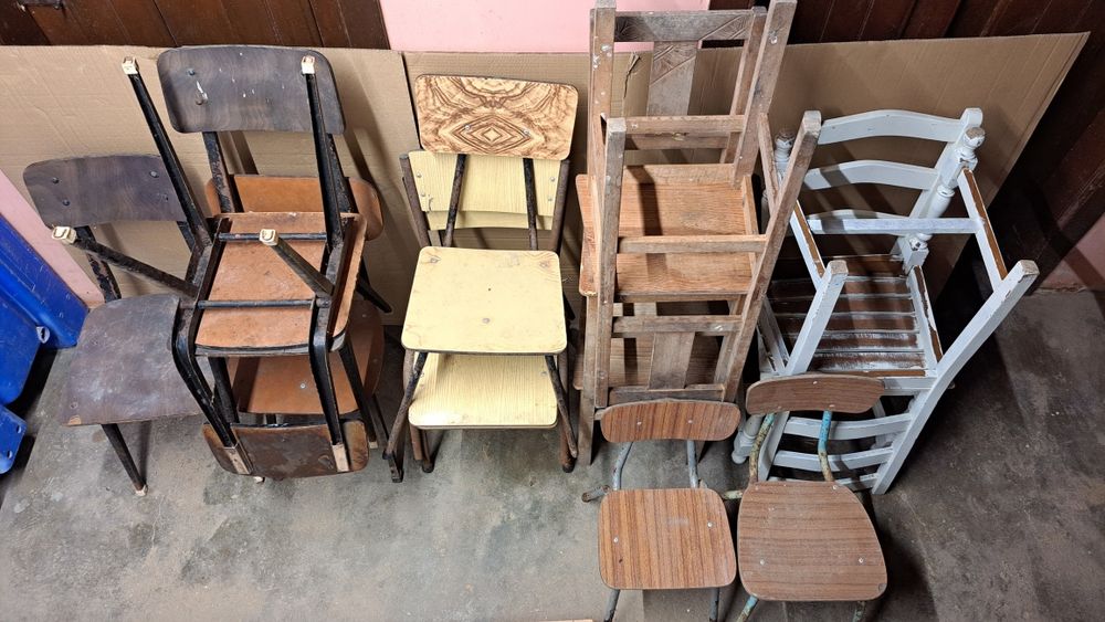 Varias cadeiras de diferentes design e tamanhos