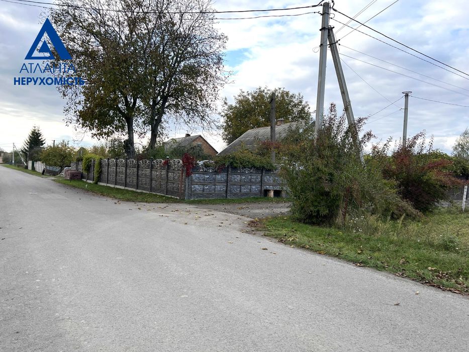 Продам приватизовану земельну ділянку біля Луцька в центрі с. Сирники!