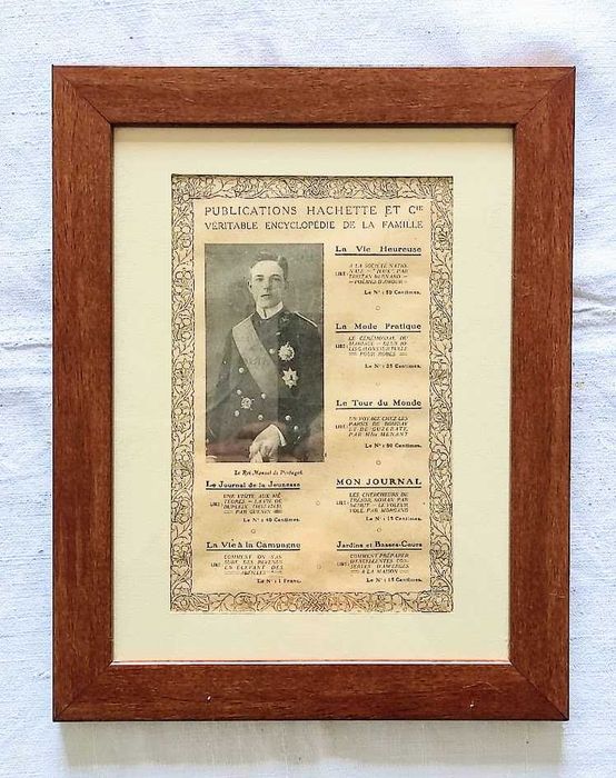 Publicação francesa emoldurada de Le Roi Manuel de Portugal