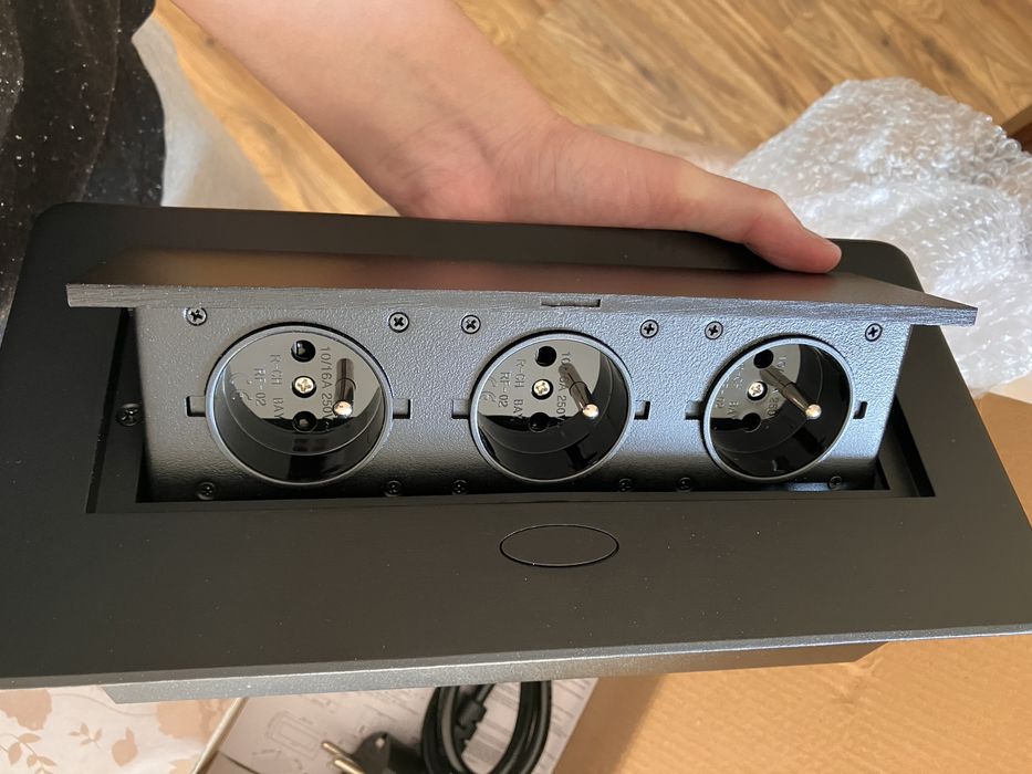 Nowa listwa zasilająca do mebli czarna