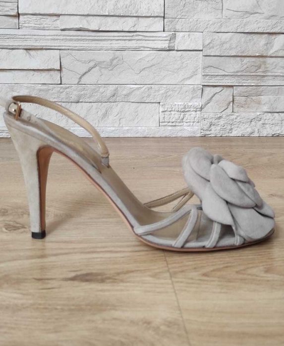 Szpilki Valentino Garavani z zamszową różą