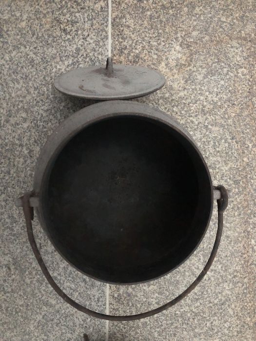 Pote em ferro antigo