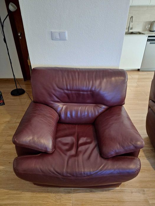Conjunto sofas em cabedal