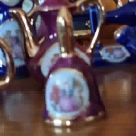 conjunto de limoges em miniatura azuis e vermelhos