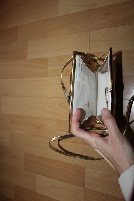 Elegancka złota torebka typu kopertówka do sukni wieczorowej