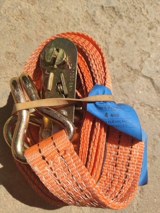 Cinta de amarrar carga com gancho