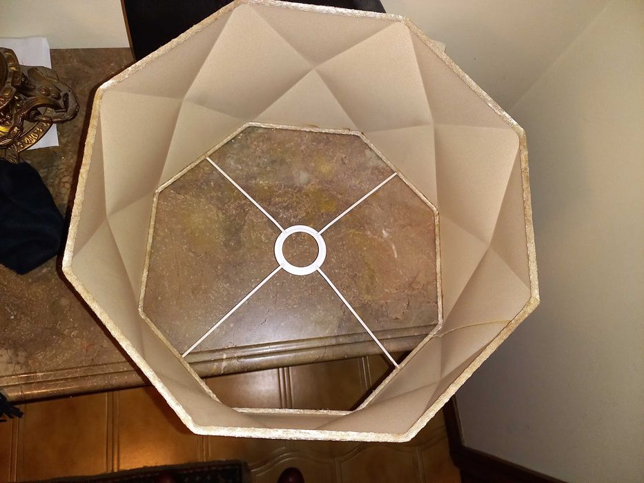 2 Abajures em beje hexagonais