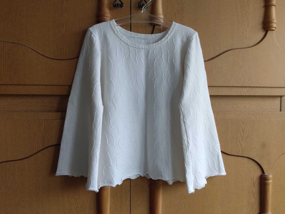 Sprzedam oryginalną białą bluzkę z długim rękawem rozmiar 110/116