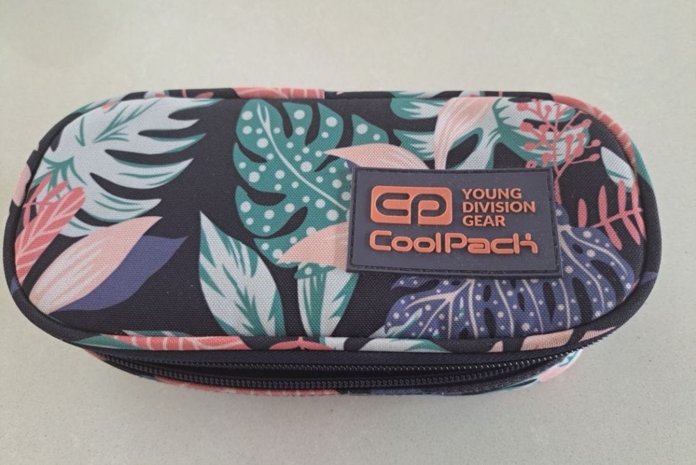 Piórnik w kwiatki CoolPack, czarny