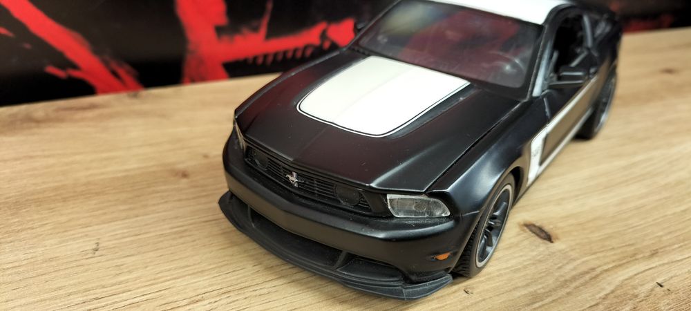 Maisto Toys 1/24 Ford Mustang 2012 Boss 302 Black White