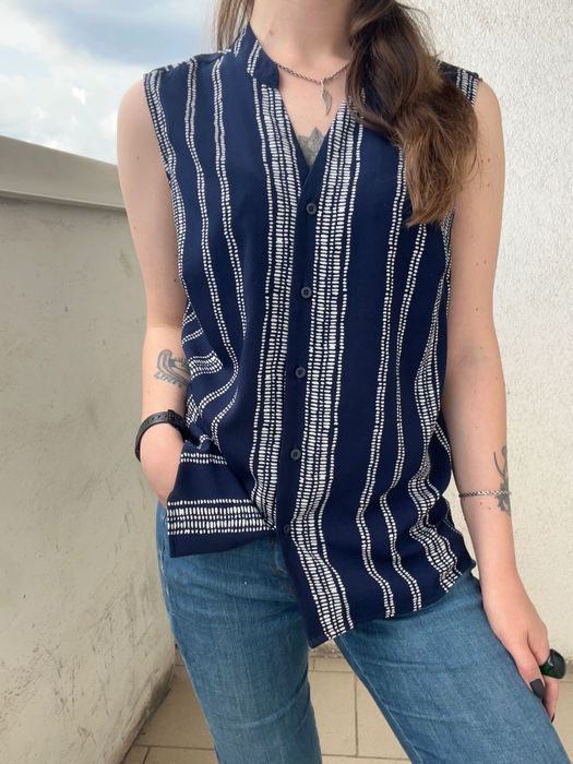 Синя блуза без рукавів з V-образним вирізом