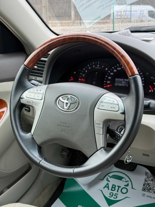 Продам Toyota Camry  рік можлива розстрочка,кредит,обмін!