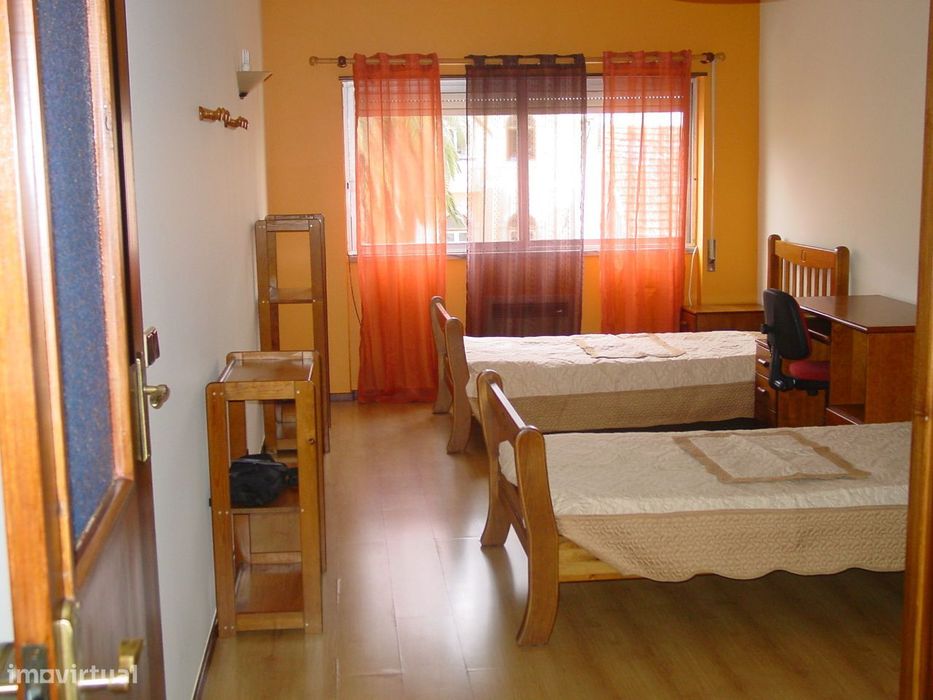 Arrenda-se T2 equipado e parcialmente mobilado na Rua do Brasil