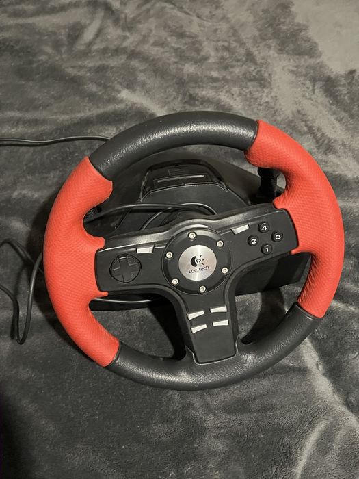 Руль та педалі Logitech