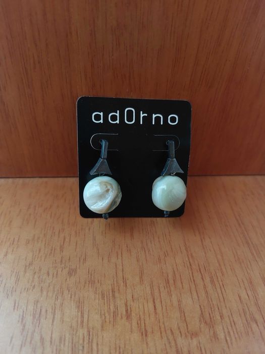 Brincos em Madrepérola Adorno