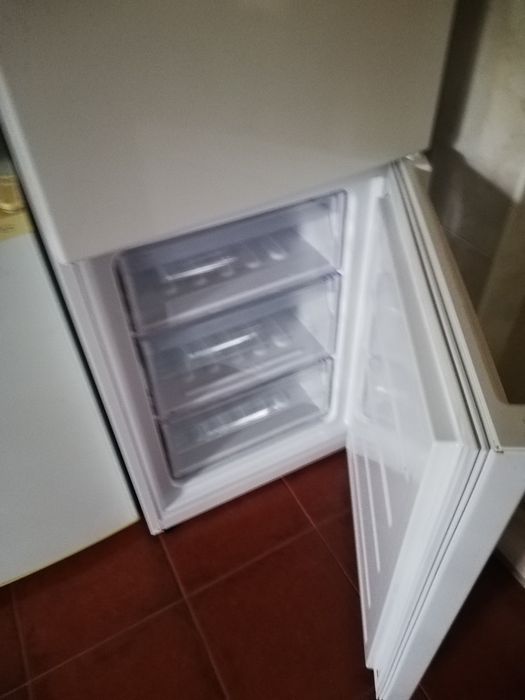 Frigorífico confinado Indesit