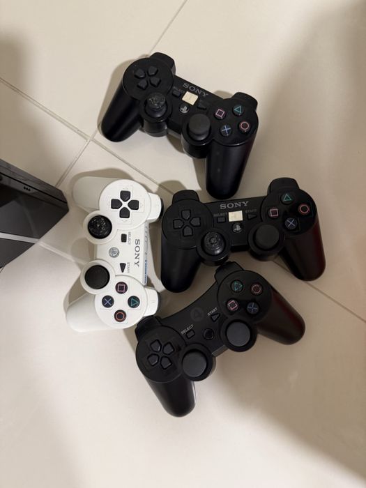 Playstation 3 com 4 comandos e 10 jogos.