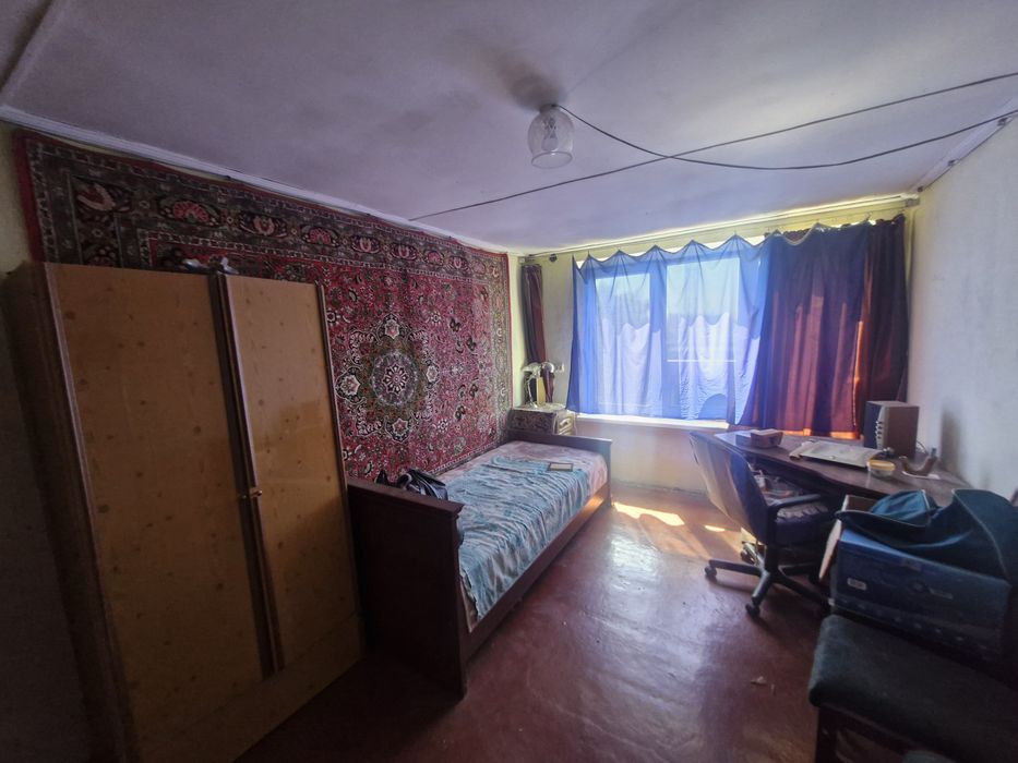 Крепкий жилой дом.