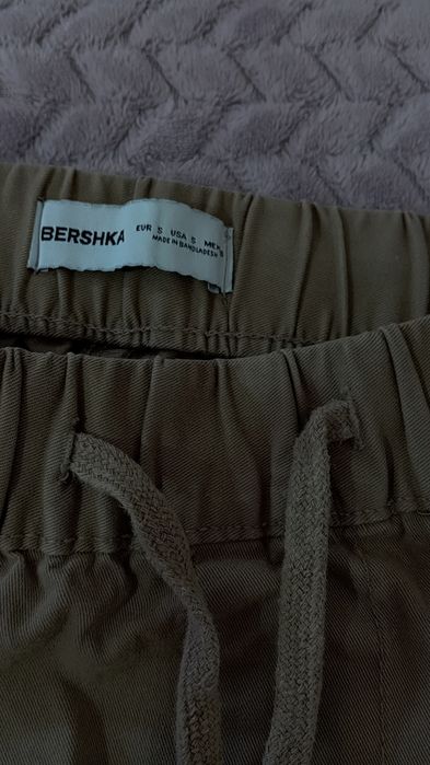 Calça cargo beje da Bershka