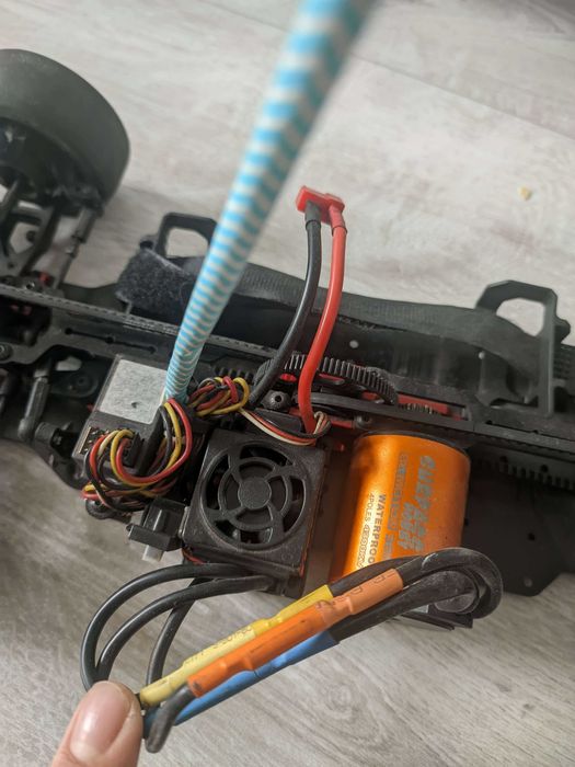 Elektryczny model RC torowy 1:10 gotowy do jazdy.