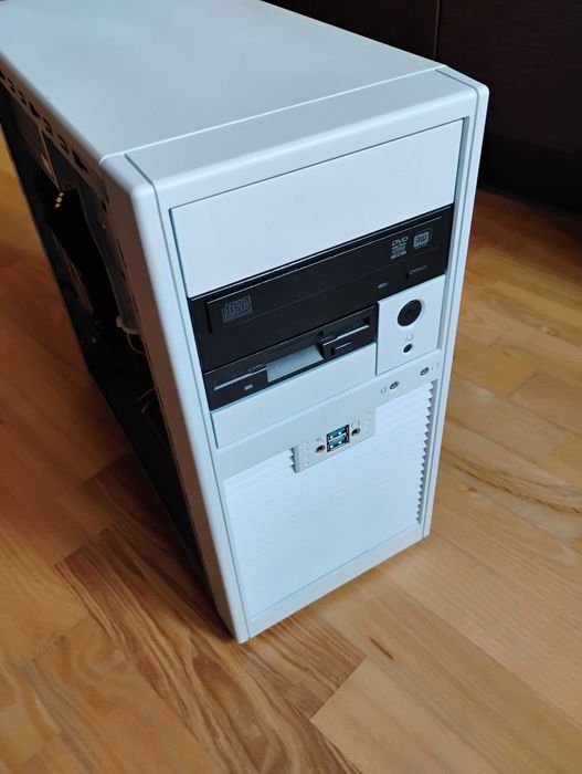 RETRO / SLEEPER PC – i5-7400 + RX 470 4GB + 16GB RAM – klasyczna biała obudowa