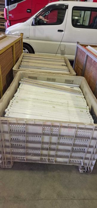 Perfis em alumínio lacado a branco