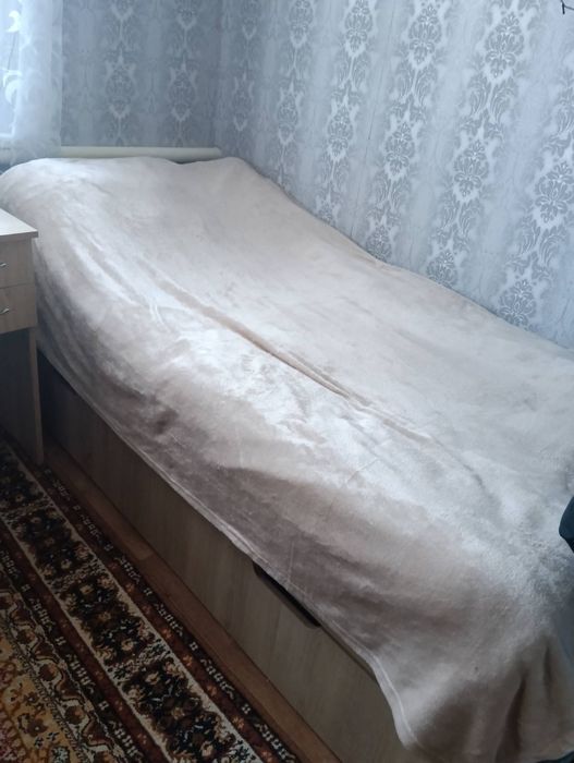 Одно спальне ліжко з матрацом