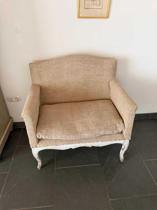 Cadeirão forrado linho beige