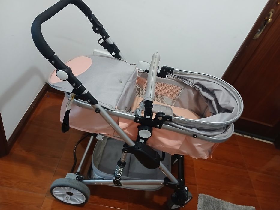 Vendo carrinho e ovo ,para menina outros acessórios.