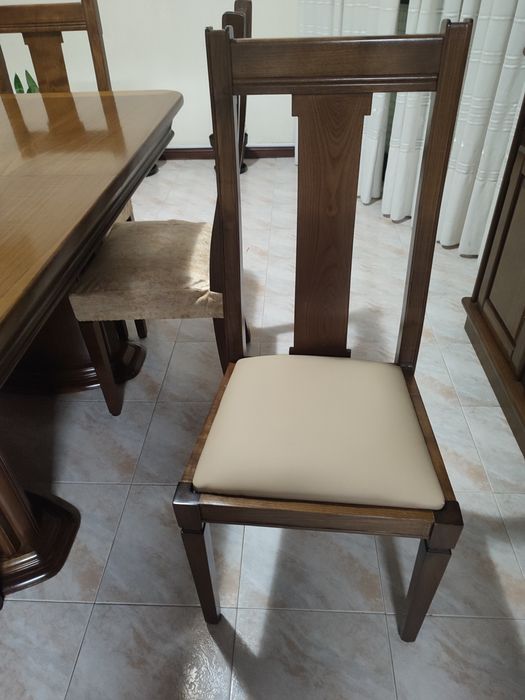 Mesa de sala+ seis cadeiras madeira