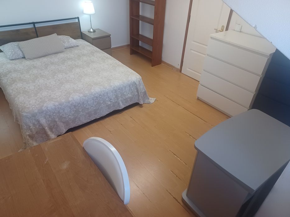 Quarto com cama de casal a 6 minutos da estação de comboios