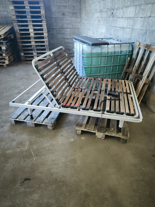 Cama articulada  com cabeceira e laterais em pele