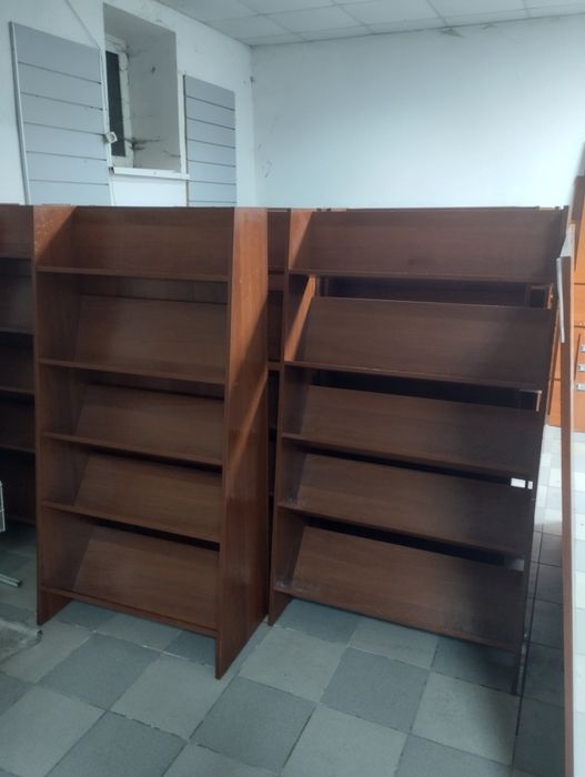 Стелажі під книги