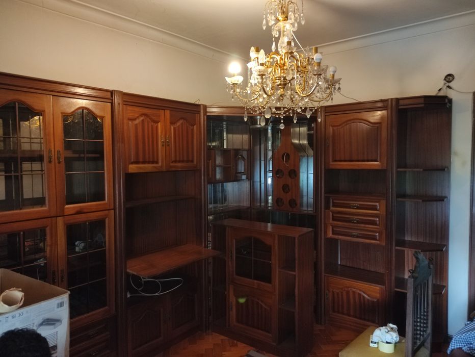 Móvel de sala de estar vintage com espelhos e vitrines.. Tem secção bar , balcão e garrafeira.